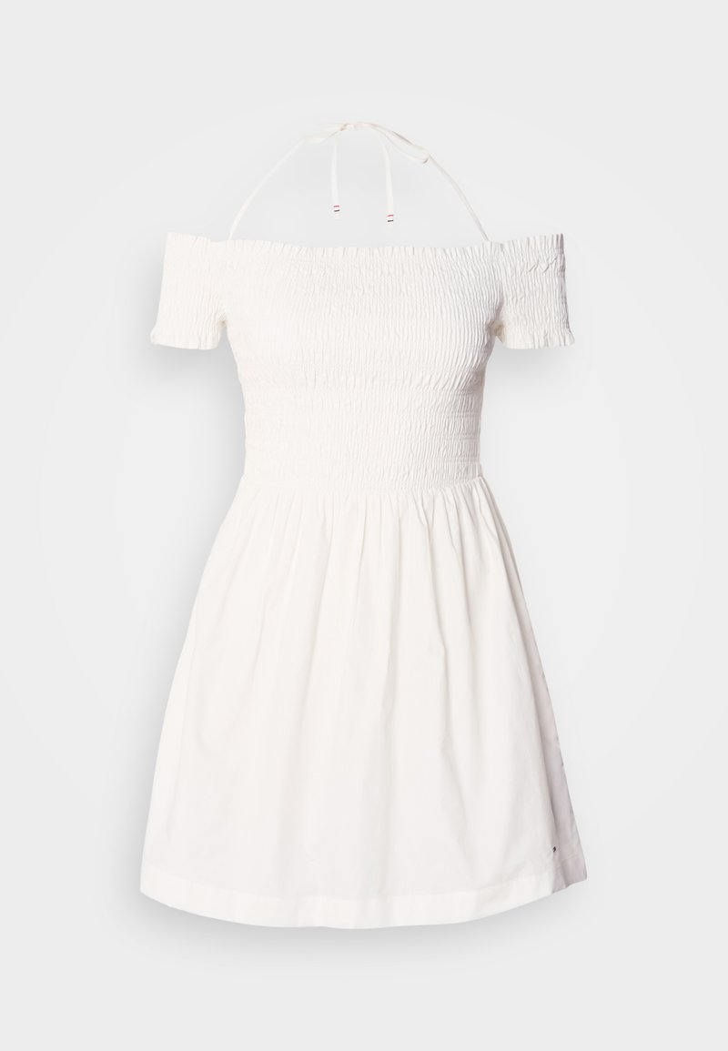 Weißes schulterfreies Kleid mit gerafftem Oberteil, kurzen Ärmeln und eingezogenem Rock. Aus leichtem Baumwollmaterial gefertigt. Mit Bindebändern am Kragen.