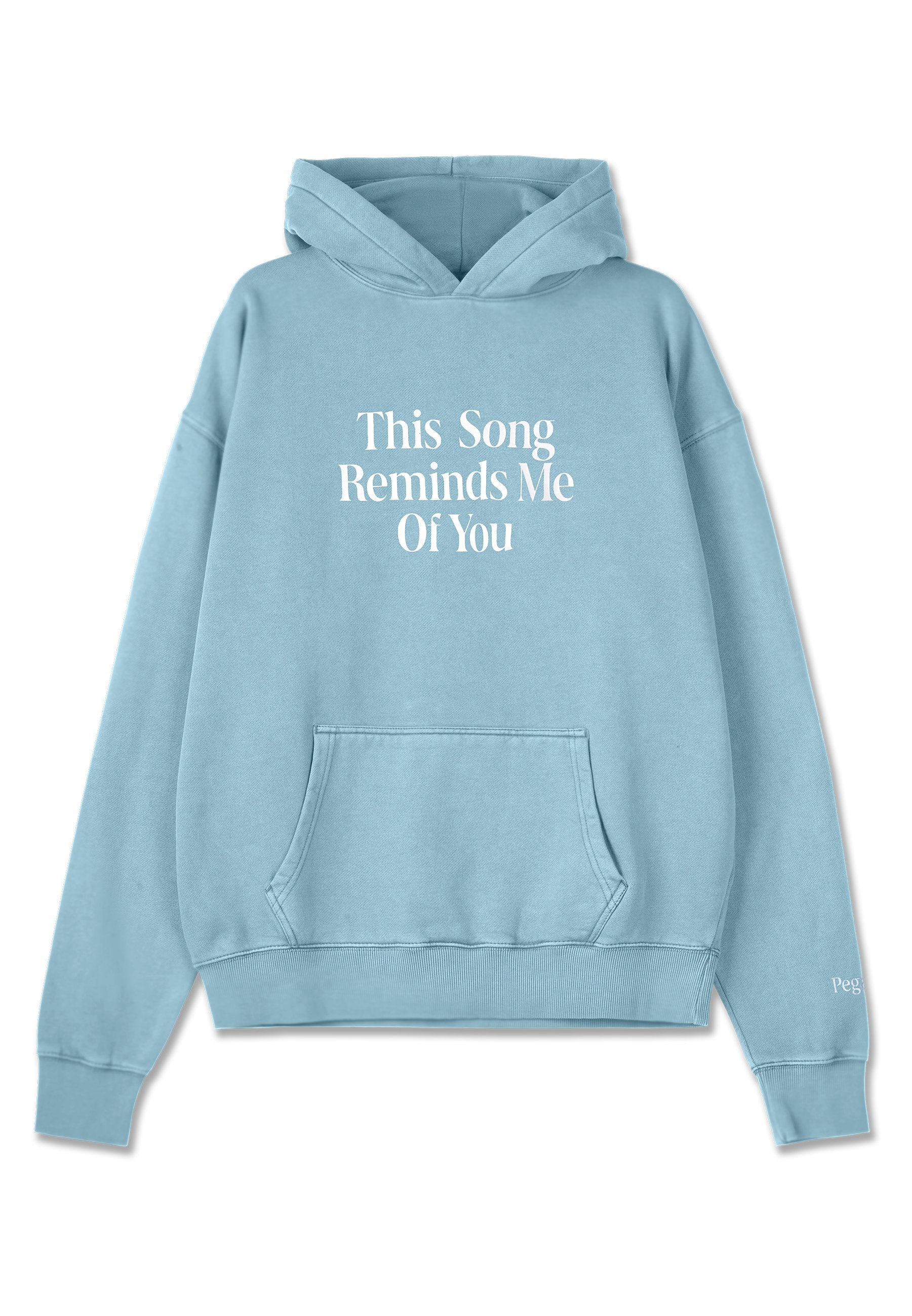 Blaues Baumwollhoodie mit einer Kängurutasche, gerippten Bündchen und Saum. Text "Dieses Lied erinnert mich an dich" in Weiß auf der Vorderseite.