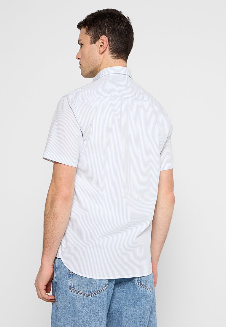REGULAR FIT Media 3