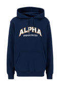 Marineblauer Hoodie mit Kängurutasche, auf dem "ALPHA" in fett weißen und goldenen Buchstaben und "INDUSTRIES" in kleineren weißen Buchstaben darunter steht.