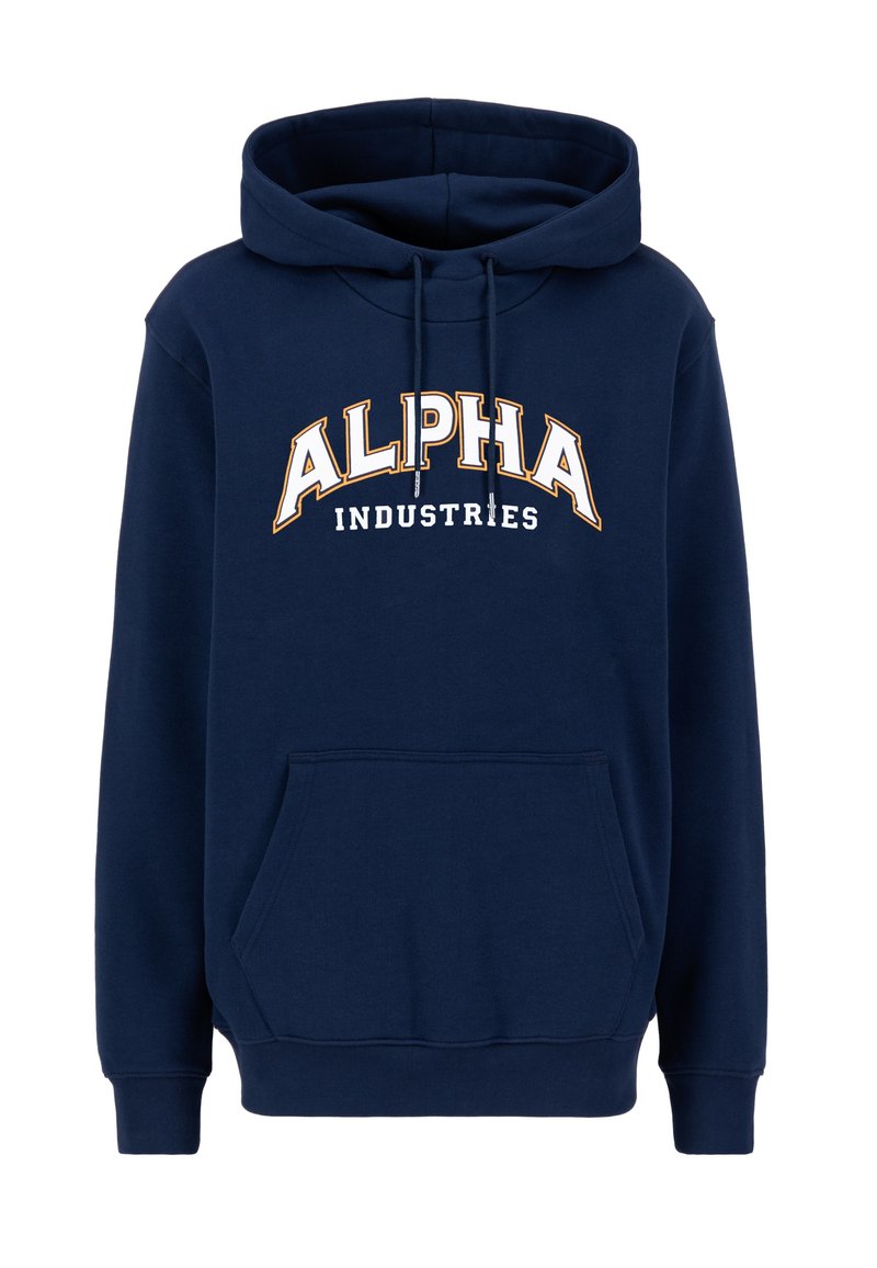 Marineblauer Hoodie mit Kängurutasche, auf dem "ALPHA" in fett weißen und goldenen Buchstaben und "INDUSTRIES" in kleineren weißen Buchstaben darunter steht.