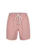 Helles pinke Badehose mit elastischem Bund und weißem Kordelzug. Vertikale gerippte Textur. Verfügt über silberne Hardware-Details.