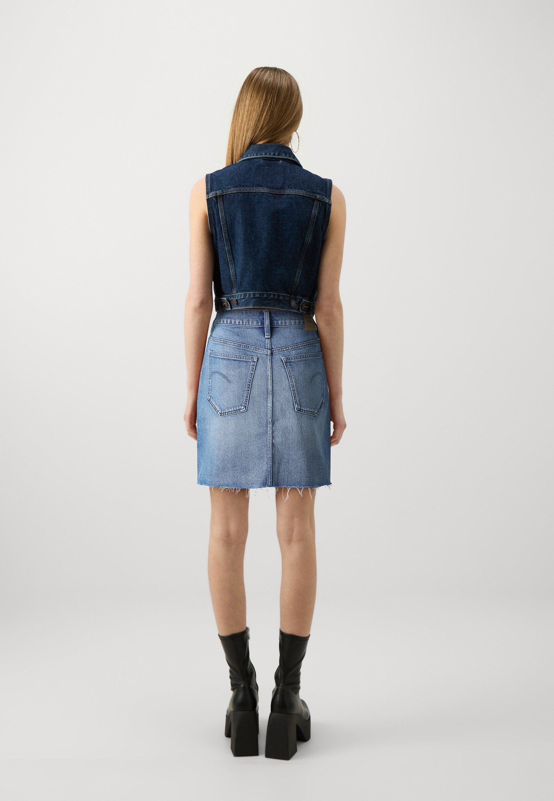 VIKTORIA SHORT EDGE Media 4