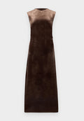 Braunes ärmelloses Kleid aus glattem, samtigem Stoff mit gerader Silhouette und knöchellangem, minimalistischem Design.