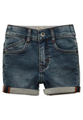 Denim-Shorts in verbranntem Blau, mit kontrastierenden Nähten, fünf Taschen und umgeschlagenen Säumen mit einer hellgrauen Innenauskleidung.