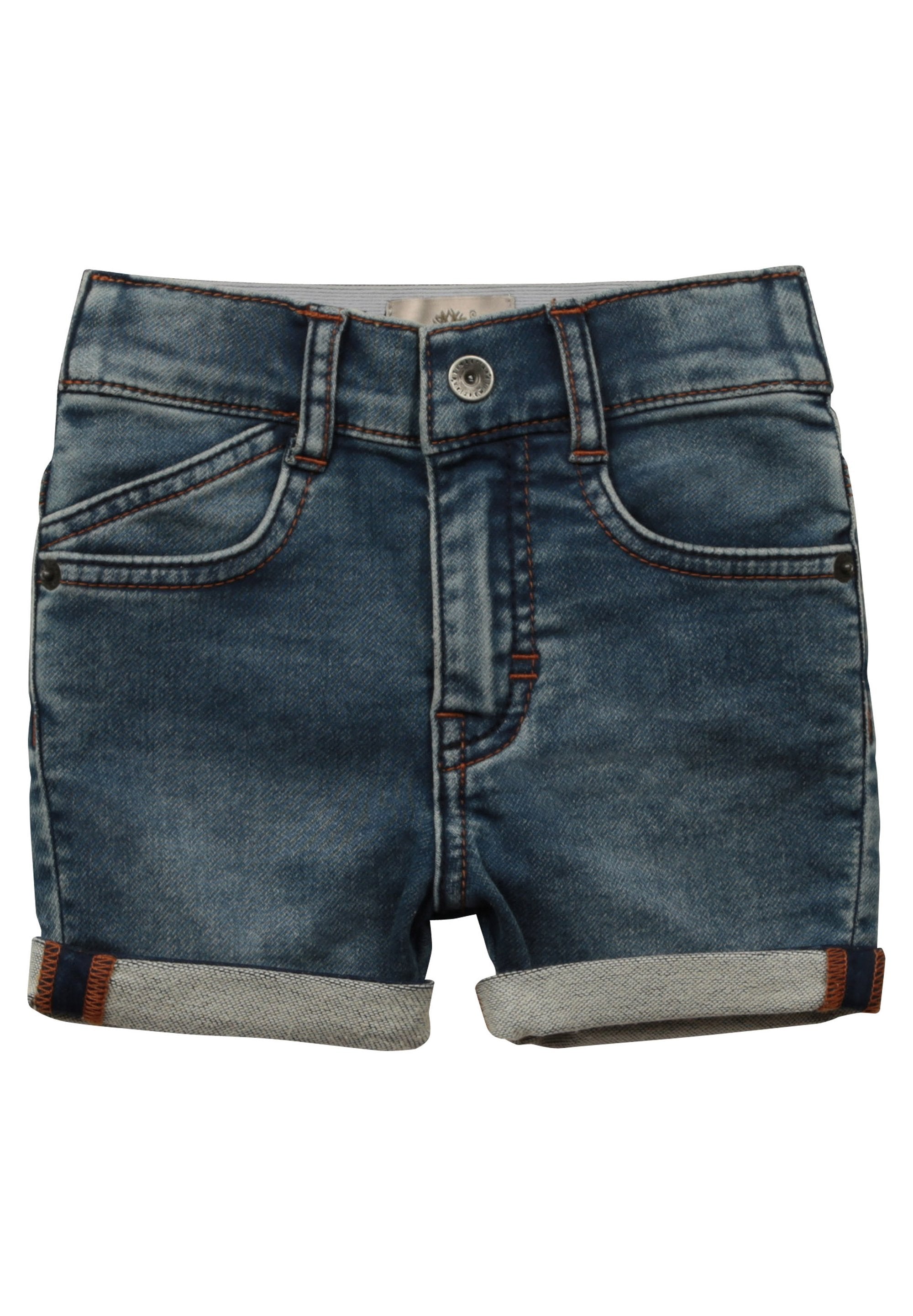 Denim-Shorts in verbranntem Blau, mit kontrastierenden Nähten, fünf Taschen und umgeschlagenen Säumen mit einer hellgrauen Innenauskleidung.