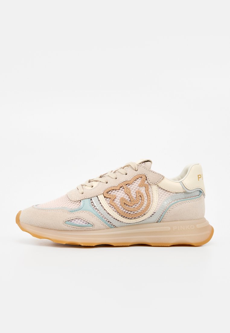 Beiger und hellblauer Sneaker aus Mesh- und Wildledermaterialien, mit einer beige-gummierten Sohle und einem dekorativen runden Logo an der Seite.