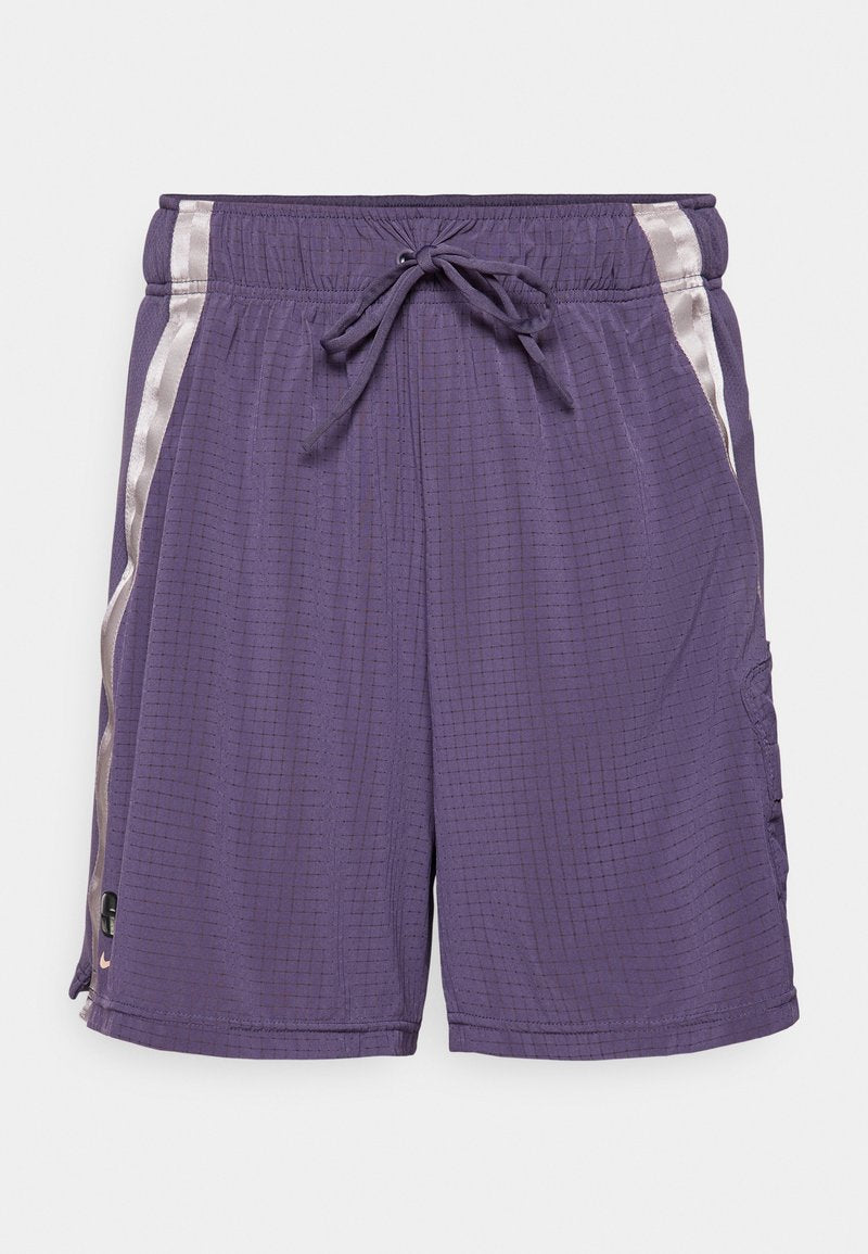 Lila, strukturierte Sportshorts mit elastischem Bund, Kordelzug und silbernen Seitenstreifen. Mit Cargo-Taschen und lockerer Passform.