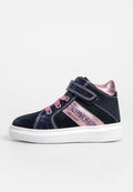 Marineblaues Wildleder-High-Top-Sneaker mit pinken metallischen Akzenten, glitzernden Seitenstreifen, pinken Schnürsenkeln und einer weißen Gummisohle. Mit Klettverschluss.