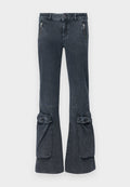 Dunkelblaue Jeans mit ausgestelltem Bein, Seitenreißverschlüssen und umgeschlagenen Akzenten am Saum. Glatte Textur und klassisches Fünf-Taschen-Design.