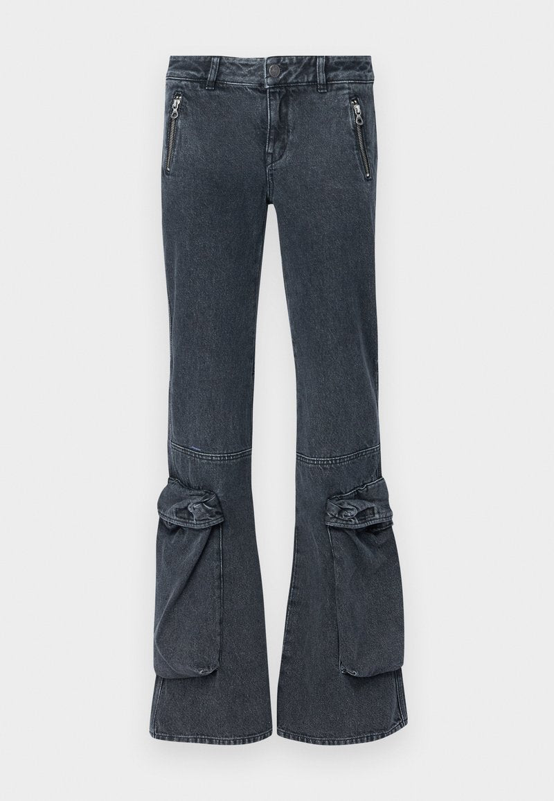 Dunkelblaue Jeans mit ausgestelltem Bein, Seitenreißverschlüssen und umgeschlagenen Akzenten am Saum. Glatte Textur und klassisches Fünf-Taschen-Design.