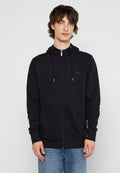 Schwarzer Reißverschluss-Hoodie mit einer Kapuze mit Kordelzug, Fronttaschen und gerippten Bündchen. Der Stoff wirkt weich und glatt und hat ein kleines Logo auf der Brust.