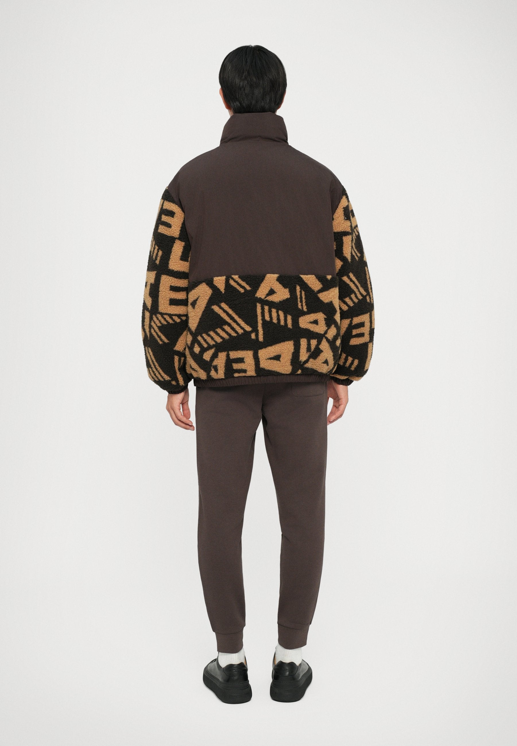 MOUNTAIN JACKET LOGO Media 4