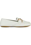 Weiße Lederloafers mit runder Zehenpartie, einer dekorativen Schnalle und einer flexiblen Gummisohle. Glatte Textur mit minimalen Nähten.