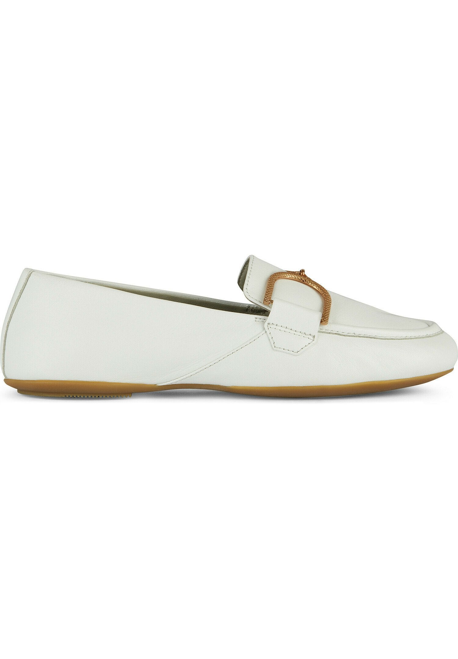 Weiße Lederloafers mit runder Zehenpartie, einer dekorativen Schnalle und einer flexiblen Gummisohle. Glatte Textur mit minimalen Nähten.