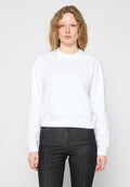 Weißer Pullover mit geripptem Rundhalsausschnitt und elastischem Saum. Die Vorderseite zeigt ein strukturiertes Logo-Schriftzug. Kombiniert mit dunkler Jeanshose.