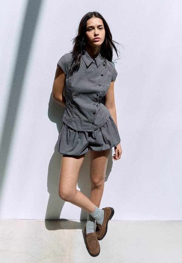 Bershka CROSSOVER BUTTON SHORT SLEEVE - SHIRT - Button-down blouse - dark blue