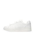 Weiße Leder-Sneaker mit abgerundeter Spitze, flacher Gummisohle und perforierten seitlichen Details. Mit passenden weißen Schnürsenkeln und minimalem Branding.