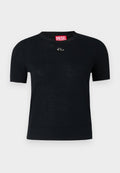Schwarzes T-Shirt mit kurzen Ärmeln und Rundhalsausschnitt, aus weichem Stoff gefertigt, mit einem rundlichen silbernen Akzent am Halsauschnitt und einem roten Etikett.