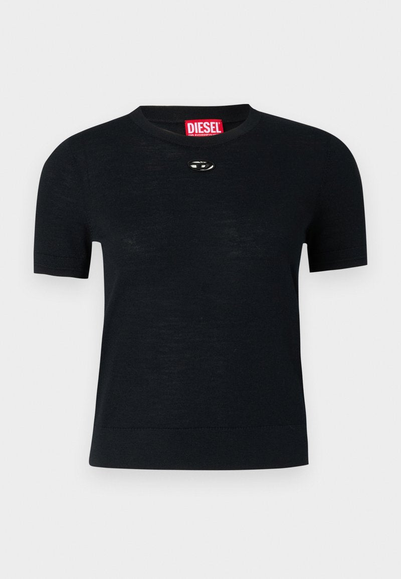 Schwarzes T-Shirt mit kurzen Ärmeln und Rundhalsausschnitt, aus weichem Stoff gefertigt, mit einem rundlichen silbernen Akzent am Halsauschnitt und einem roten Etikett.