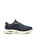 Herren-Laufschuhe aus navyfarbenem Textil und schwarzem Synthetikmaterial, mit orangefarbenen Akzenten, strukturierten Paneelen und einer gepolsterten weißen Sohle.
