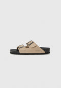 Beige Wildledersandalen ohne Riemen mit zwei verstellbaren Riemen und schwarzer Gummisohle. Mit geprägt Branding an der Seite.