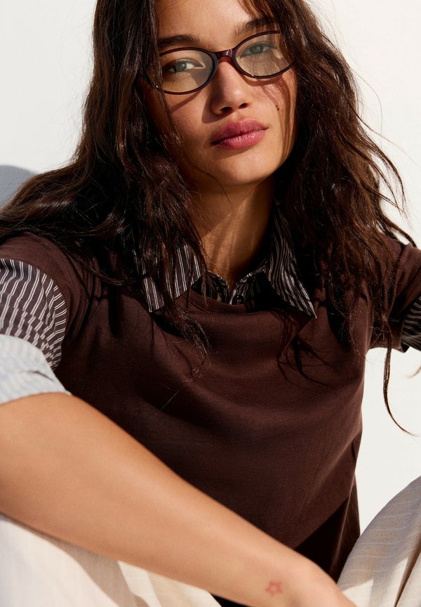 Bershka OVAL WITH BLUE LIGHT FILTER - GLASSES - Blue light glasses - dark red