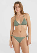 Grünes Bikini-Set mit einem dreieckigen Oberteil und verstellbaren Bindebändern. Hergestellt aus glattem Stoff, mit einem minimalistischen Design und weicher Textur.