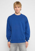 Blaues, geripptes Sweatshirt mit rundem Halsausschnitt und langen Ärmeln. Mit einem kleinen Logo auf der Brust und einem lockeren Schnitt. Strukturiertes Material.