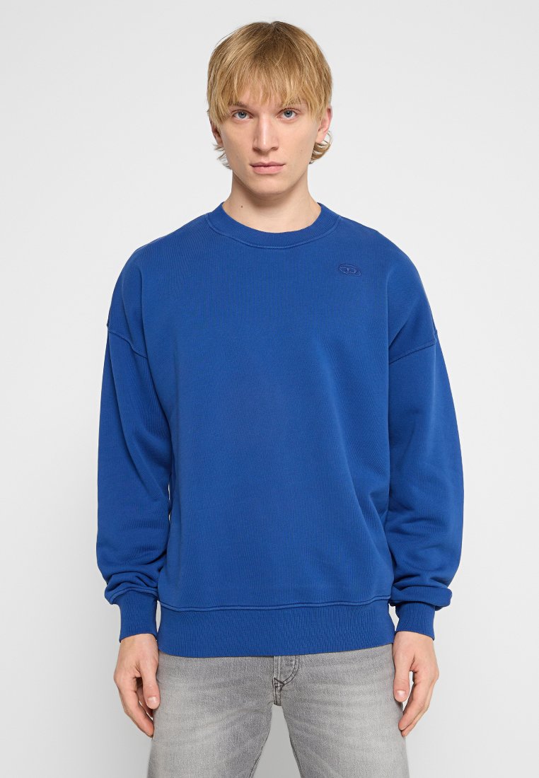 Blaues, geripptes Sweatshirt mit rundem Halsausschnitt und langen Ärmeln. Mit einem kleinen Logo auf der Brust und einem lockeren Schnitt. Strukturiertes Material.