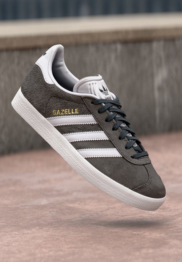 adidas Originals GAZELLE UNISEX - Trainers - dgh solid grey/white/gold-coloured metallic