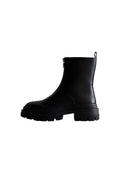 Schwarze Lederknöchelstiefel mit einer klobigen Sohle, seitlichem Reißverschluss und Zuglasche. Verfügt über eine glatte Textur und minimalistische Designelemente.