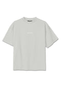 Hellgraues übergroßes T-Shirt mit kurzen Ärmeln und dem Schriftzug "PEGADOR" mittig auf der Brust, mit rundem Ausschnitt und fallenden Schultern.