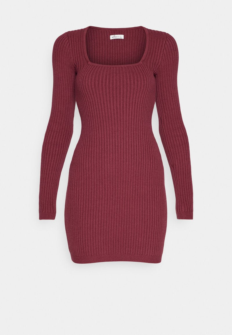 Rippiertes, langärmliges Kleid in tiefem Burgunderrot mit quadratischem Ausschnitt. Figurbetontes Design und strukturierter Stoff durchgehend.