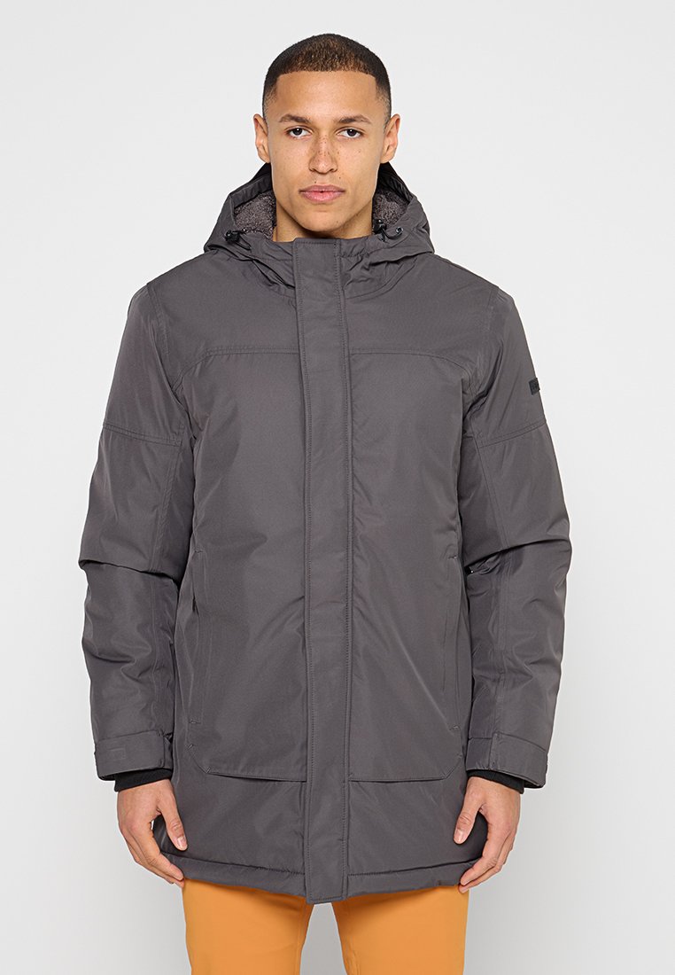 Grauer isolierter Parka mit Kapuze, ausgestattet mit einem Reißverschluss, zwei Fronttaschen und einem weichen Innenfutter. Glatte, wasserdichte Außenseite.