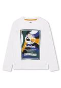 Langärmliges weißes Baumwoll-T-Shirt mit einem bunten Druckdesign, das abstrakte Formen zeigt, und dem Timberland-Logo in der Mitte.