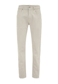 Beige Jeanshose in Slim-Fit-Form, mit fünf Taschen, Knopfverschluss und dezenten Stickdetails. Glatte Textur, lässiges Design.