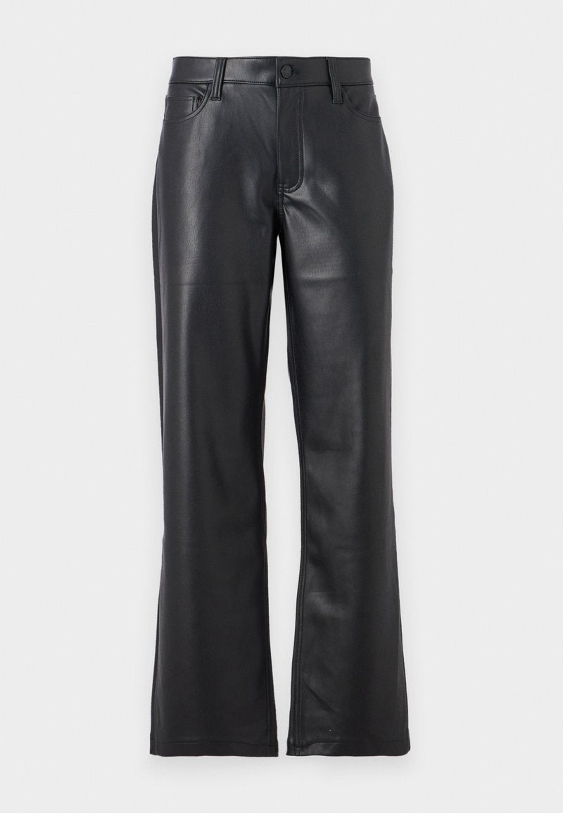 Schwarze Lederhosen mit ausgestelltem Design, ausgestattet mit vorderen Taschen, Gürtelschlaufen und einem Knopfverschluss. Glatte Textur mit sichtbaren Nähten.