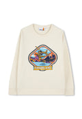 Cremfarbener Sweatshirt mit einem grafischen Logo, das Berge, einen See und ein Flugzeug zeigt, hervorgehoben durch blaue, orange und grüne Akzente.