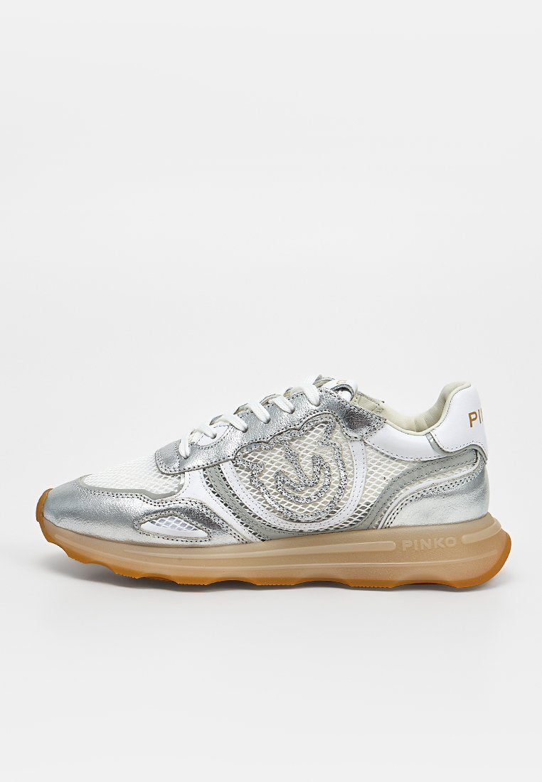 Weißer und silberner Sneaker mit Mesh- und Lederpaneelen, einer beigen Gummisohle und einem dekorativen, gestickten Logo an der Seite.