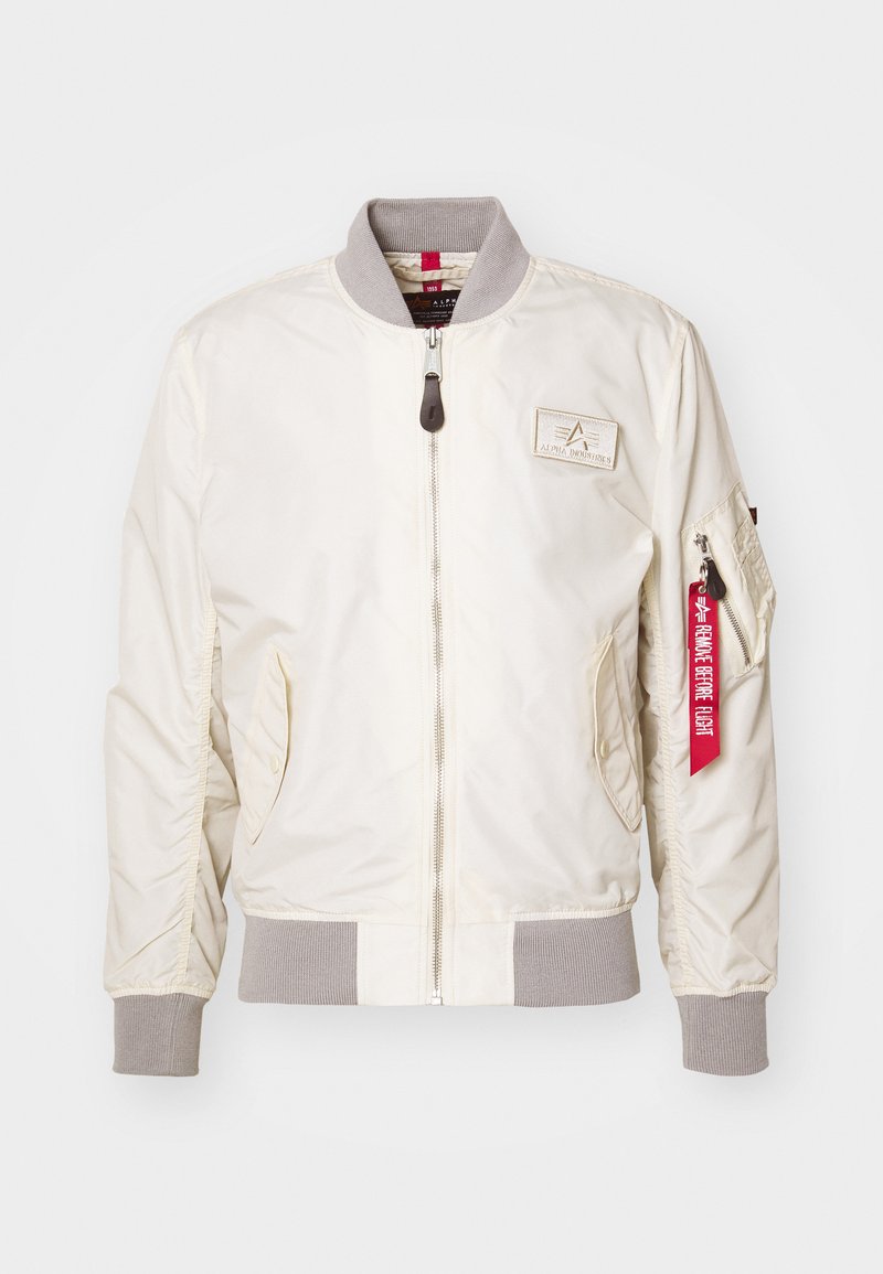Hellbeige Bomberjacke aus Nylon, mit gerippten Bündchen und grauem Kragen. Reißverschluss mit einer Seitentasche und roten Etikett-Details.