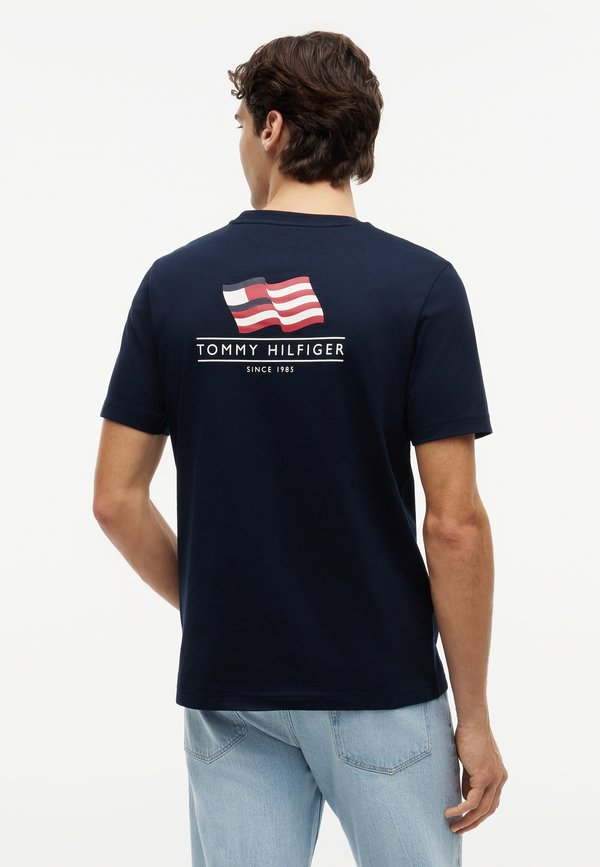 Tommy Hilfiger AMERICANA BACK GRAPHIC REG TEE  AMERICANA CAPSULE - Print T-shirt - desert sky