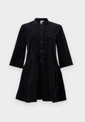 Schwarzes Kleid mit Leopardenmuster, Knopfverschluss vorne, Stehkragen, drei Viertelärmel und gerafftem Taillendetail. Weicher Stoff.