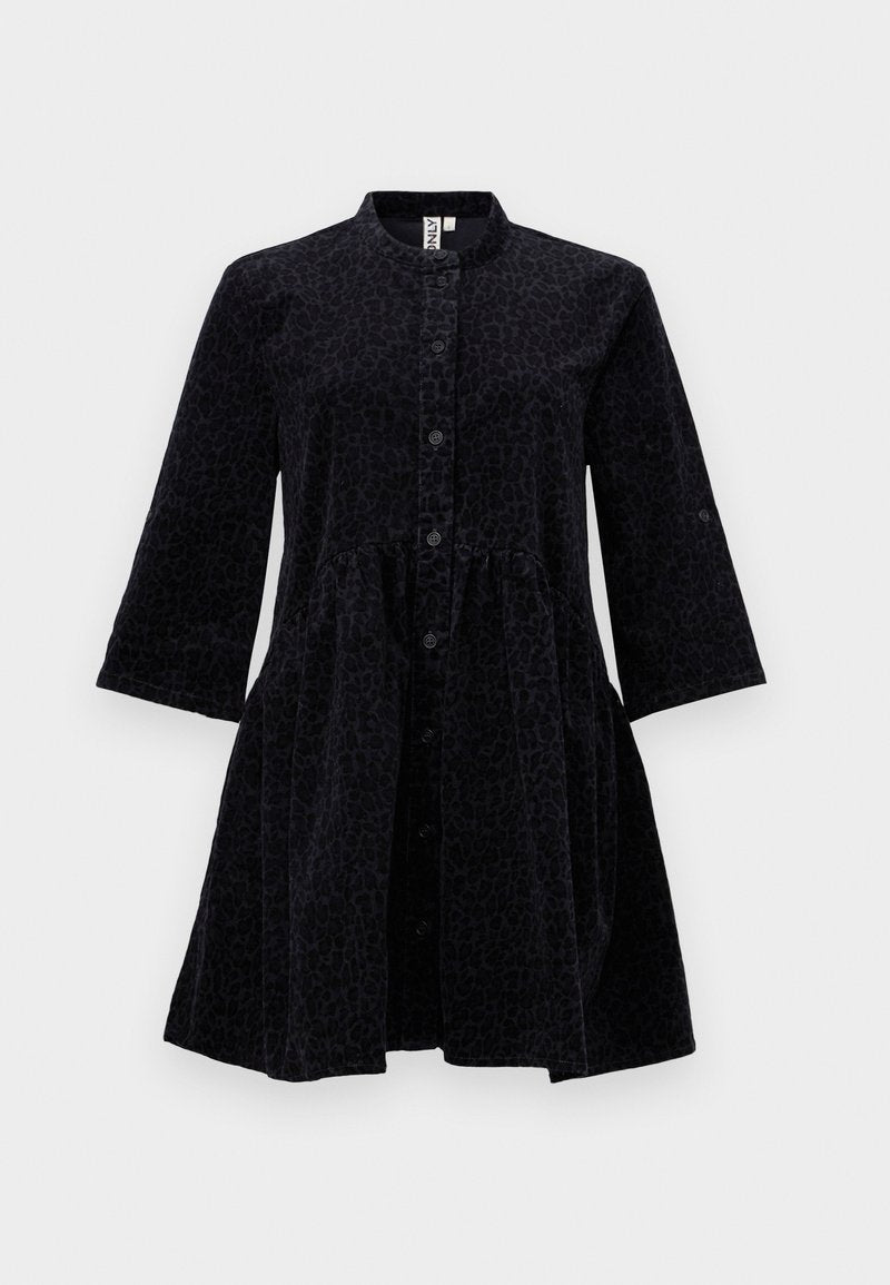 Schwarzes Kleid mit Leopardenmuster, Knopfverschluss vorne, Stehkragen, drei Viertelärmel und gerafftem Taillendetail. Weicher Stoff.