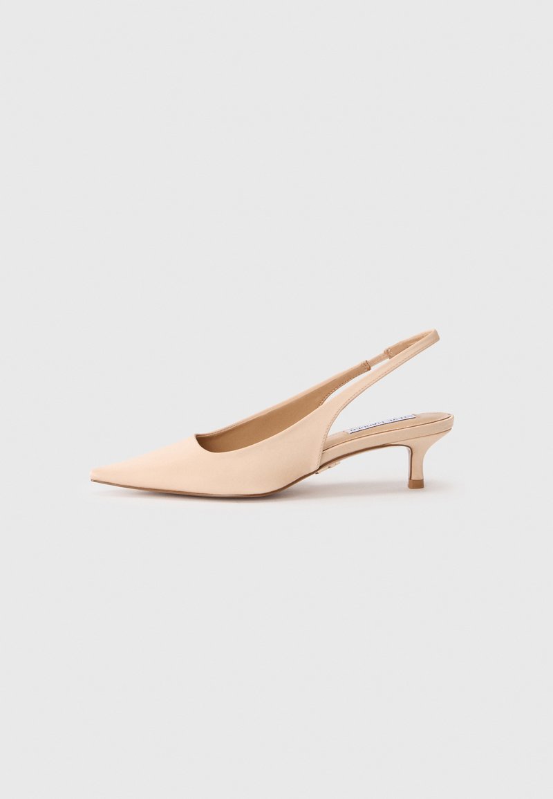 Nackte Leder-Pumps mit Riemchen, spitzer Schuhspitze und kleinem Kitten-Heel. Glatte Textur, minimalistisches Design und atmungsaktiver offener Rücken.