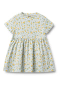 Hellblaues Kleid mit kurzen Ärmeln, geraffter Taillenlinie und einem Muster aus kleinen gelben Zitronen und grünen Blättern. Weiches Baumwollmaterial.