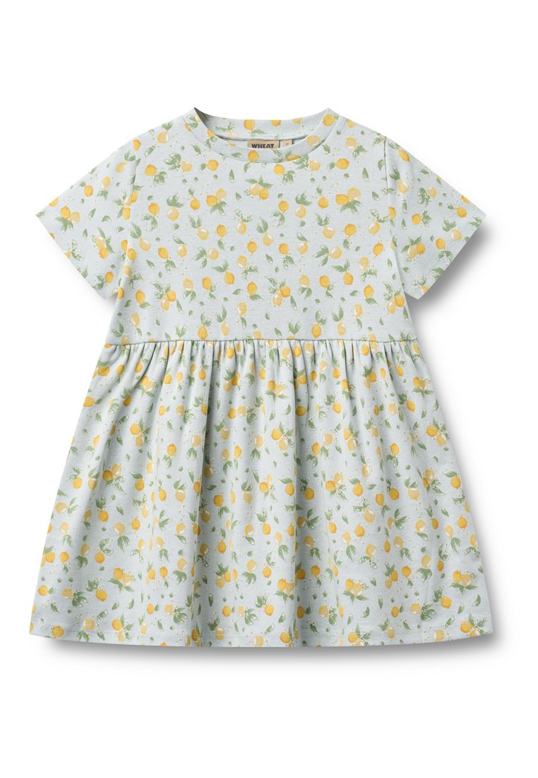 Hellblaues Kleid mit kurzen Ärmeln, geraffter Taillenlinie und einem Muster aus kleinen gelben Zitronen und grünen Blättern. Weiches Baumwollmaterial.