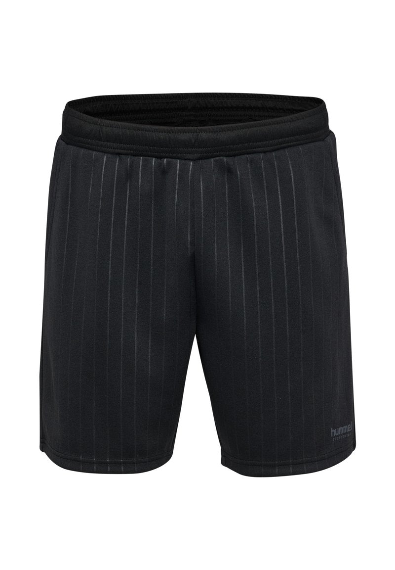 Schwarze Sportshorts mit dünnen vertikalen Streifen, elastischem Bund und glatter Stoffstruktur. Markenlogo befindet sich unten rechts.