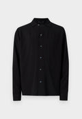 Schwarzes Langarmshirt mit einem klassischen Kragen, Knöpfen auf der Vorderseite und einer glatten Textur, geradem Saum und geknöpften Manschetten.