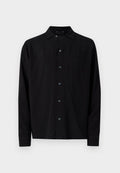 Schwarzes Langarmshirt mit einem klassischen Kragen, Knöpfen auf der Vorderseite und einer glatten Textur, geradem Saum und geknöpften Manschetten.
